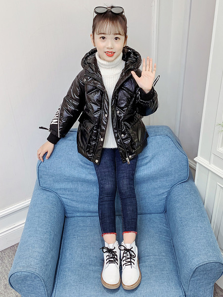 Μοντέρνο παιδικό μπουφάν με επιγραφή στα μανίκια και κουκούλα