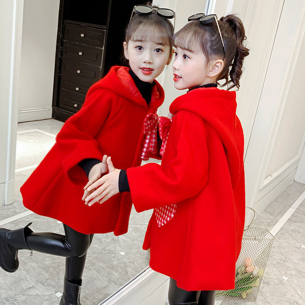 Model jesensko-zimskog dječjeg kaputa s kapuljačom