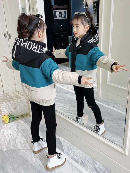 Laste sügis-talvine jope, mille kapuutsil on kiri