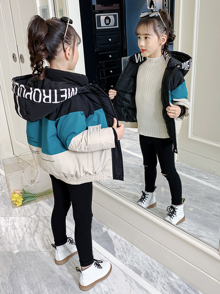 Laste sügis-talvine jope, mille kapuutsil on kiri