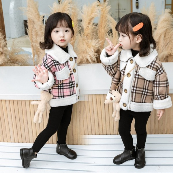 Ruuduline nööpide ja 3D elemendiga lastejakk tüdrukutele