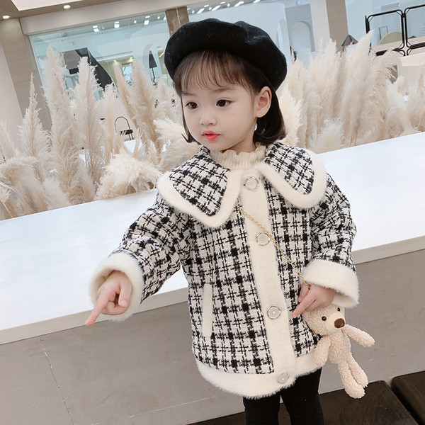 Kaeluse ja taskutega ruuduline lastemantel tüdrukutele