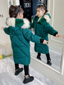 Χειμερινό παιδικό μπουφάν για κορίτσια με χρωματιστή γούνα στην κουκούλα