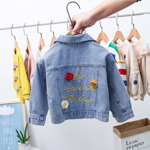 Moodne laste teksajakk tikandite ja 3D elementidega