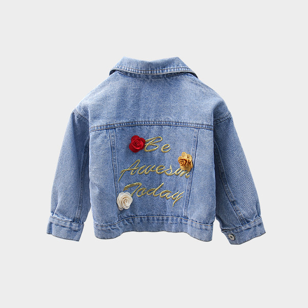 Moodne laste teksajakk tikandite ja 3D elementidega