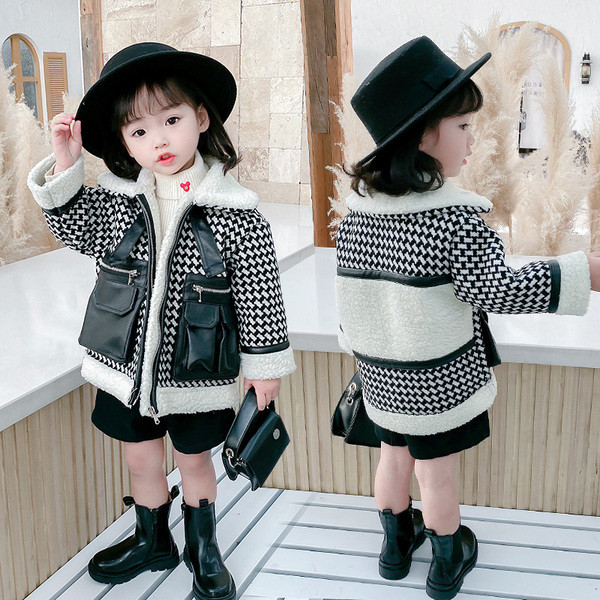 Μοντέρνο παιδικό μπουφάν για κορίτσια με τσέπες σε μαύρο και άσπρο χρώμα