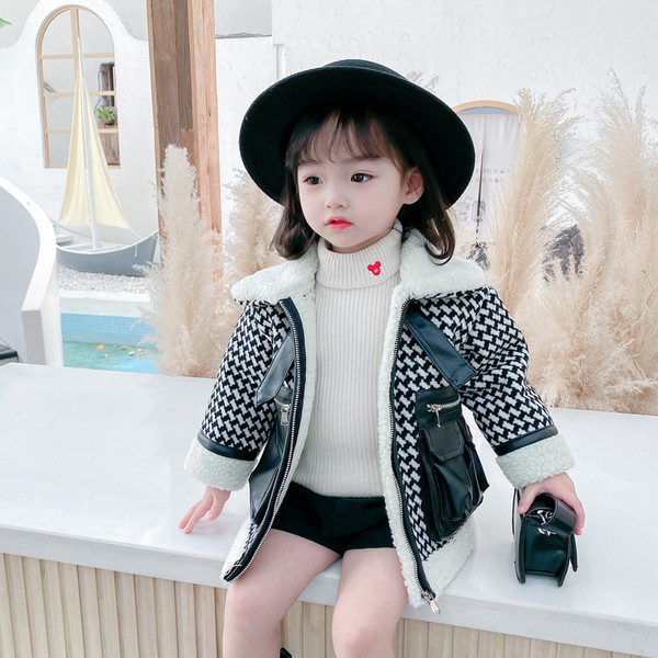 Μοντέρνο παιδικό μπουφάν για κορίτσια με τσέπες σε μαύρο και άσπρο χρώμα