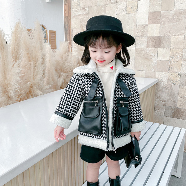 Μοντέρνο παιδικό μπουφάν για κορίτσια με τσέπες σε μαύρο και άσπρο χρώμα