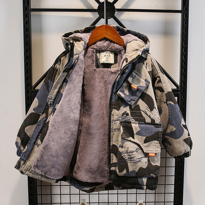 Pehme voodri ja kamuflaažimustriga laste jope poistele