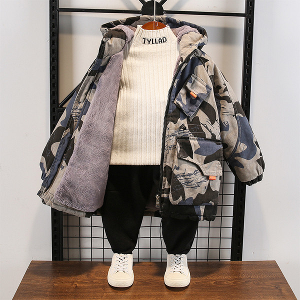 Pehme voodri ja kamuflaažimustriga laste jope poistele