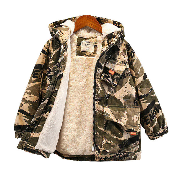 Pehme voodri ja kamuflaažimustriga laste jope poistele