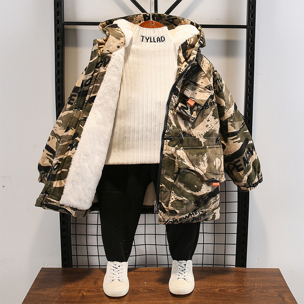 Pehme voodri ja kamuflaažimustriga laste jope poistele