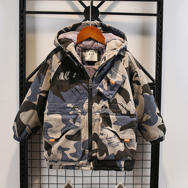 Pehme voodri ja kamuflaažimustriga laste jope poistele