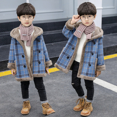 Kapuutsi ja nööpidega ruuduline lastemantel poistele