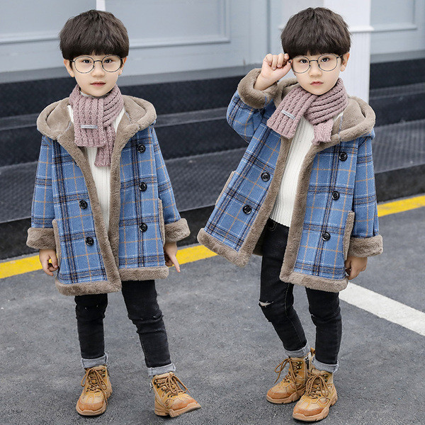 Kapuutsi ja nööpidega ruuduline lastemantel poistele