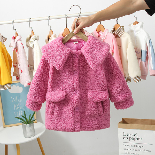 Moodne taskute ja nööpidega laste sulemantel