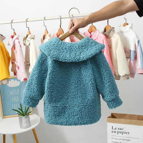 Moodne taskute ja nööpidega laste sulemantel