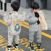 Μοντέρνο παιδικό μπουφάν για αγόρια με μαλακή φόδρα και πολύχρωμο απλικέ