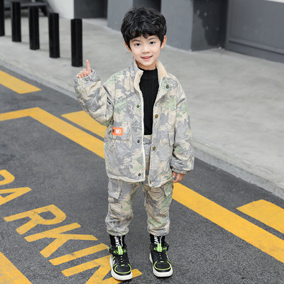 Μοντέρνο παιδικό μπουφάν για αγόρια με μαλακή φόδρα και πολύχρωμο απλικέ