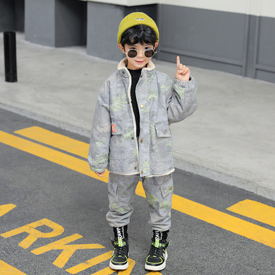 Μοντέρνο παιδικό μπουφάν για αγόρια με μαλακή φόδρα και πολύχρωμο απλικέ