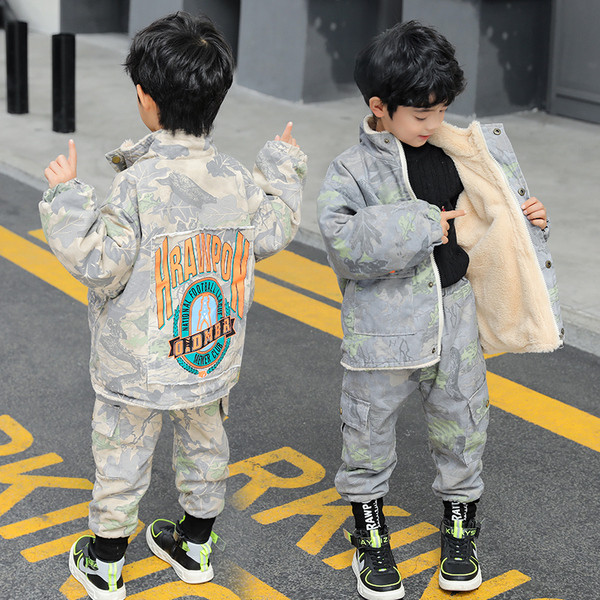 Μοντέρνο παιδικό μπουφάν για αγόρια με μαλακή φόδρα και πολύχρωμο απλικέ