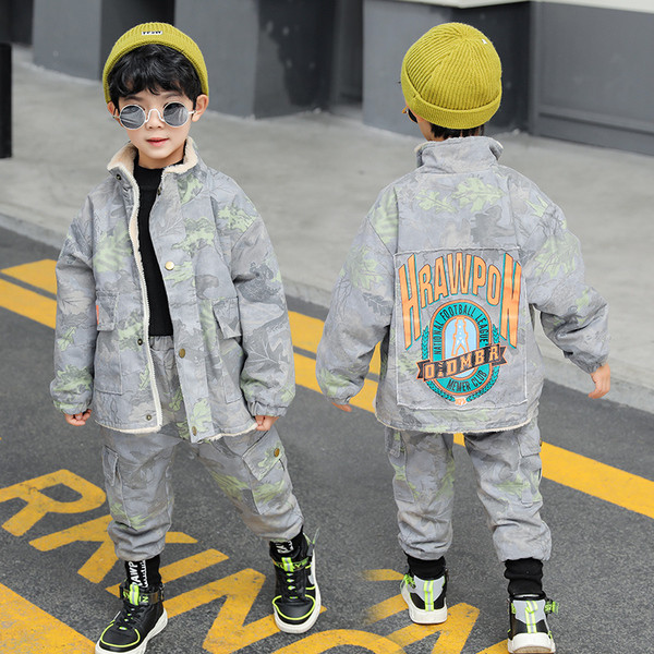 Μοντέρνο παιδικό μπουφάν για αγόρια με μαλακή φόδρα και πολύχρωμο απλικέ