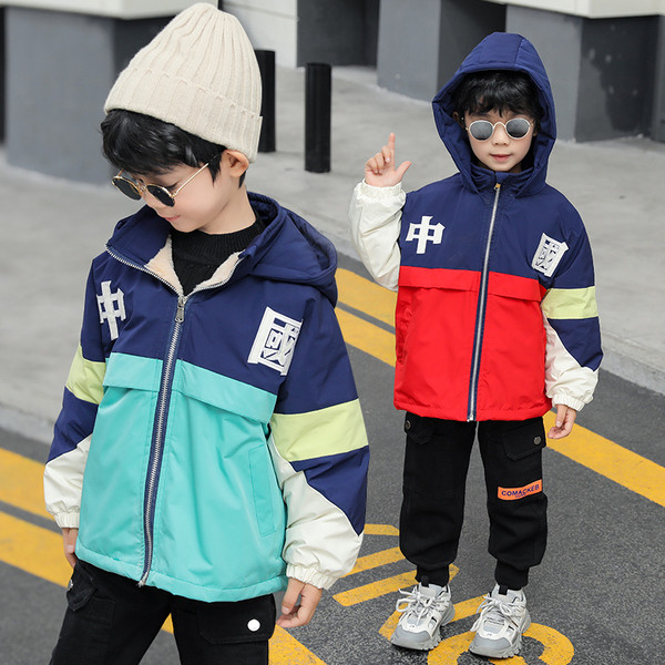 Sportlik-igapäevane kapuutsiga laste jope poistele