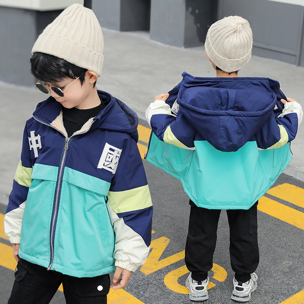 Sportlik-igapäevane kapuutsiga laste jope poistele