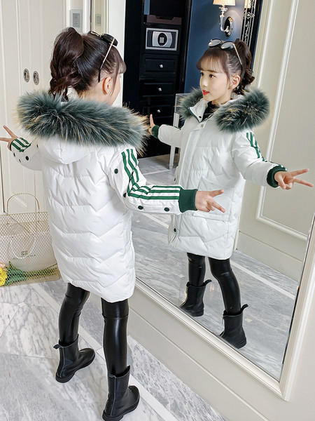 Moderna dječja jakna s perjanim ovratnikom u boji
