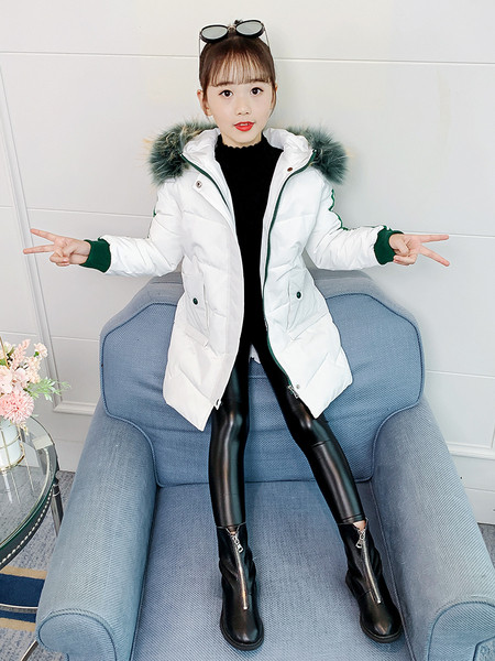 Moderna dječja jakna s perjanim ovratnikom u boji