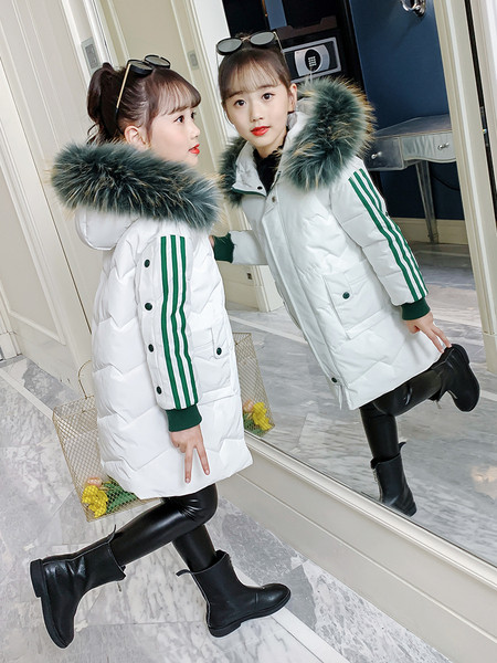 Moderna dječja jakna s perjanim ovratnikom u boji