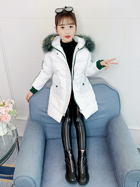 Moderna dječja jakna s perjanim ovratnikom u boji