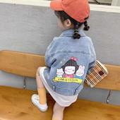 Laste teksajakk tüdrukule, millel on värviline aplikatsioon seljal