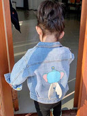 Παιδικό τζιν μπουφάν για κορίτσια με χρώμα απλικέ και τρισδιάστατο στοιχείο