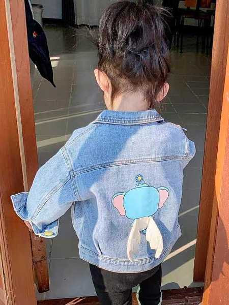 Παιδικό τζιν μπουφάν για κορίτσια με χρώμα απλικέ και τρισδιάστατο στοιχείο