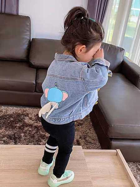 Παιδικό τζιν μπουφάν για κορίτσια με χρώμα απλικέ και τρισδιάστατο στοιχείο