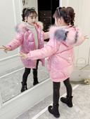 Laste kaasaegne talvejope, mille kapuuts on värviline