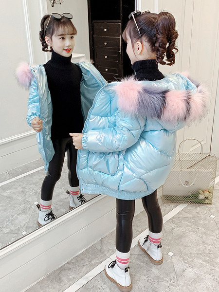 Laste kaasaegne talvejope, mille kapuuts on värviline