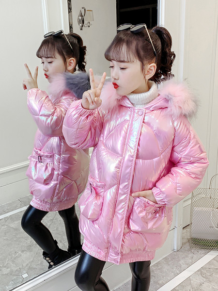 Laste kaasaegne talvejope, mille kapuuts on värviline