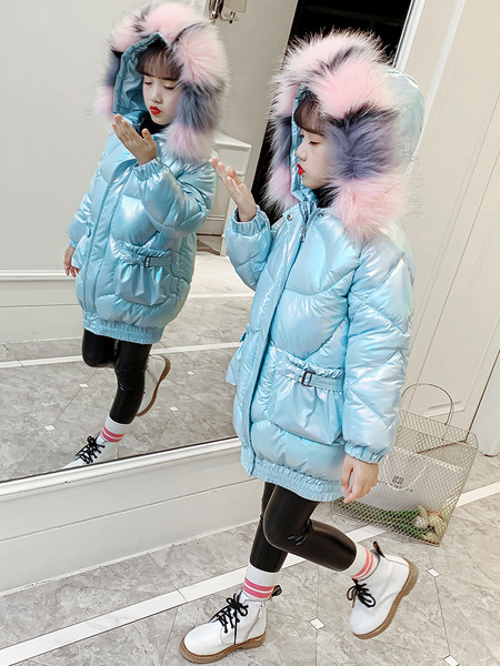 Laste kaasaegne talvejope, mille kapuuts on värviline