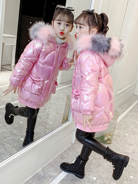 Laste kaasaegne talvejope, mille kapuuts on värviline