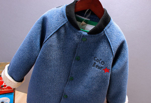 Poistele sobiv värvilise aplikatsiooniga seljaosa lastemantel