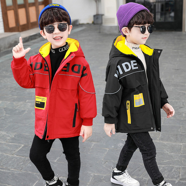 Kapuutsiga ja värvilise anilisatsiooniga igapäevane laste jope poistele