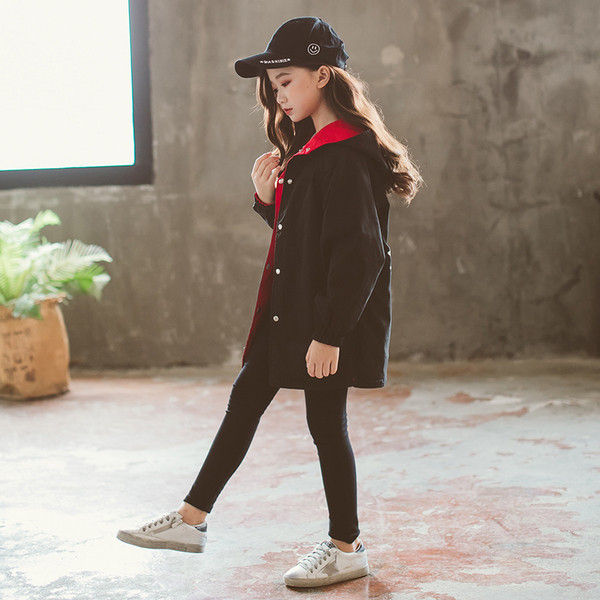 Sügisene laste jope tüdrukutele, millel on aplikatsioon seljal ja nööbid