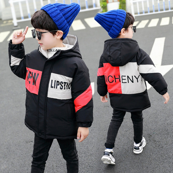 Igapäevane kapuutsiga ja kirjadega laste jope poistele