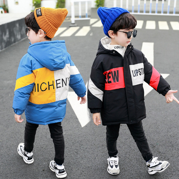 Igapäevane kapuutsiga ja kirjadega laste jope poistele