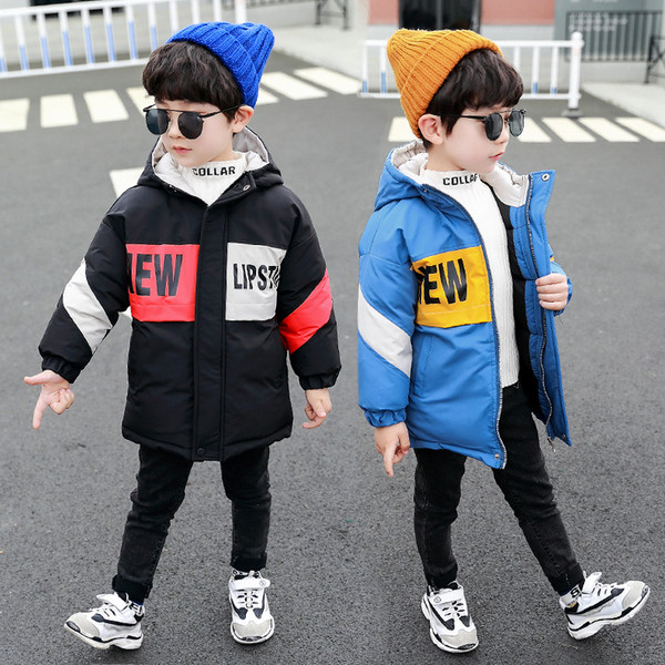 Igapäevane kapuutsiga ja kirjadega laste jope poistele