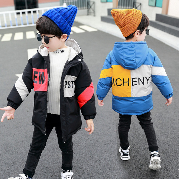 Igapäevane kapuutsiga ja kirjadega laste jope poistele