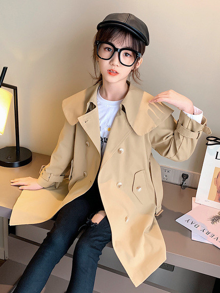 Pruuni värvi nööpide ja vööga lastemantel tüdrukutele