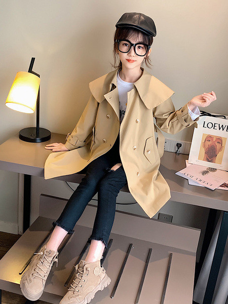 Pruuni värvi nööpide ja vööga lastemantel tüdrukutele